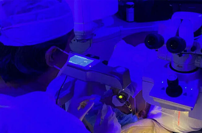 Dr. Gulani explaining how Corneoplastique®-based Intacs refine corneal shape after crosslinking.